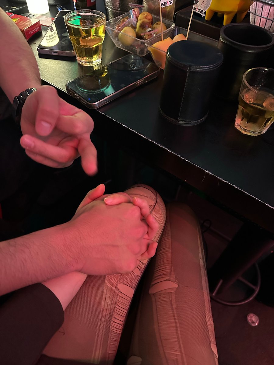 我只是个陪酒小姐罢了 https://t.co/O2mgz5A3LI