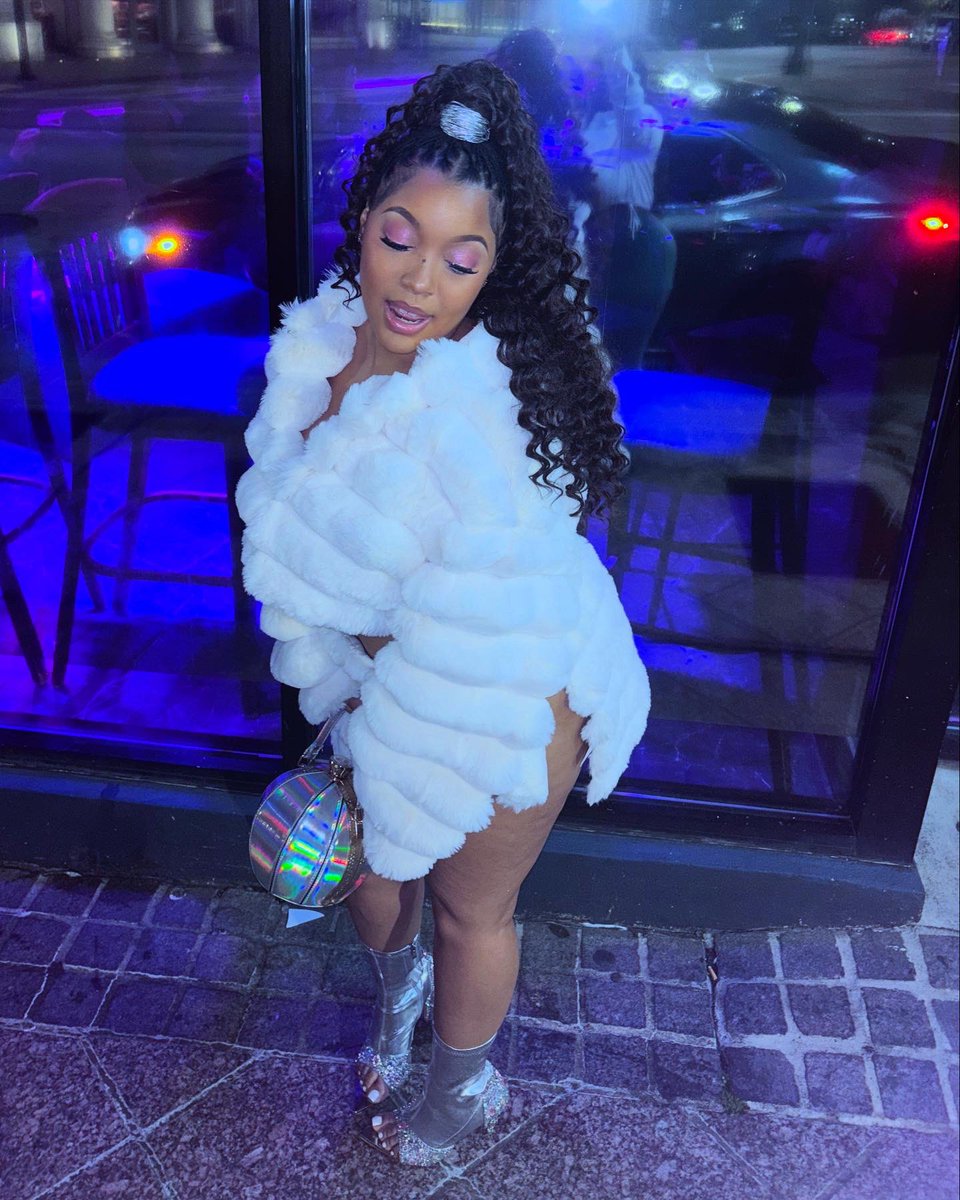 _thatbad1's tweet image. ever lost a real one? you dropped the ball babyyyyy 🎆 #TheBaddestGoat ❄️