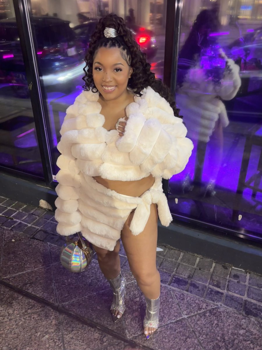 _thatbad1's tweet image. ever lost a real one? you dropped the ball babyyyyy 🎆 #TheBaddestGoat ❄️