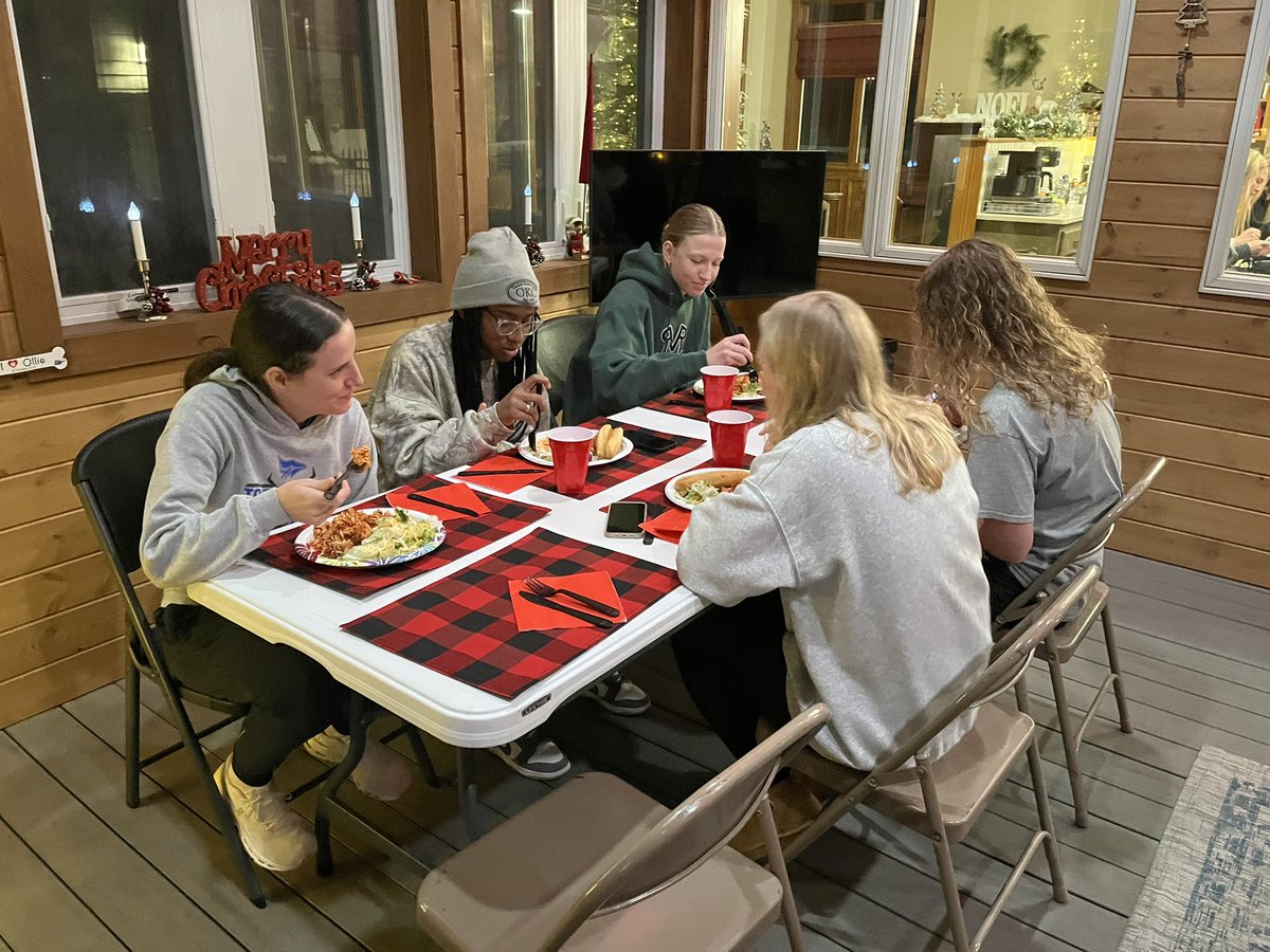 TaborWBB's tweet photo. We had a great time this evening in Wichita! Thanks Mark and Lou Ann Spangler for your generosity and hospitality! It’s wonderful to have people who love our program! #Grateful https://t.co/268nkdM1Og