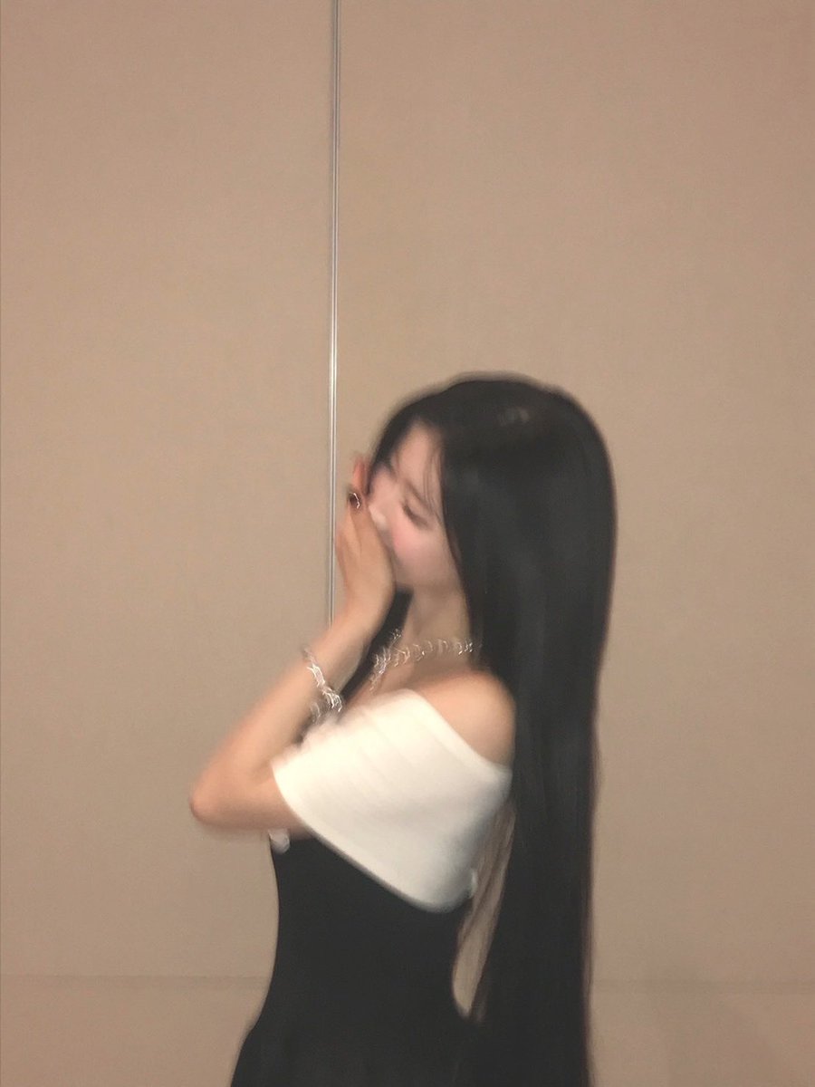 asaeneami's tweet photo. Taking a moment to appreciate the little things — Just me, embracing my vibes  //  上品だけど遊び心も忘れない    ִִֶֶָ🐇་༘࿐ https://t.co/QGhmbcsWf0
