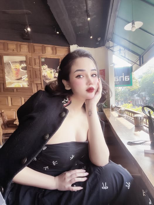 Em chỉ mong đời này có thể gặp được một người thương em đúng lúc, che chở cho em đúng thời điểm, bảo vệ em khi cần và yêu em vừa đủ, vừa đủ để ở lại với em một đời  …