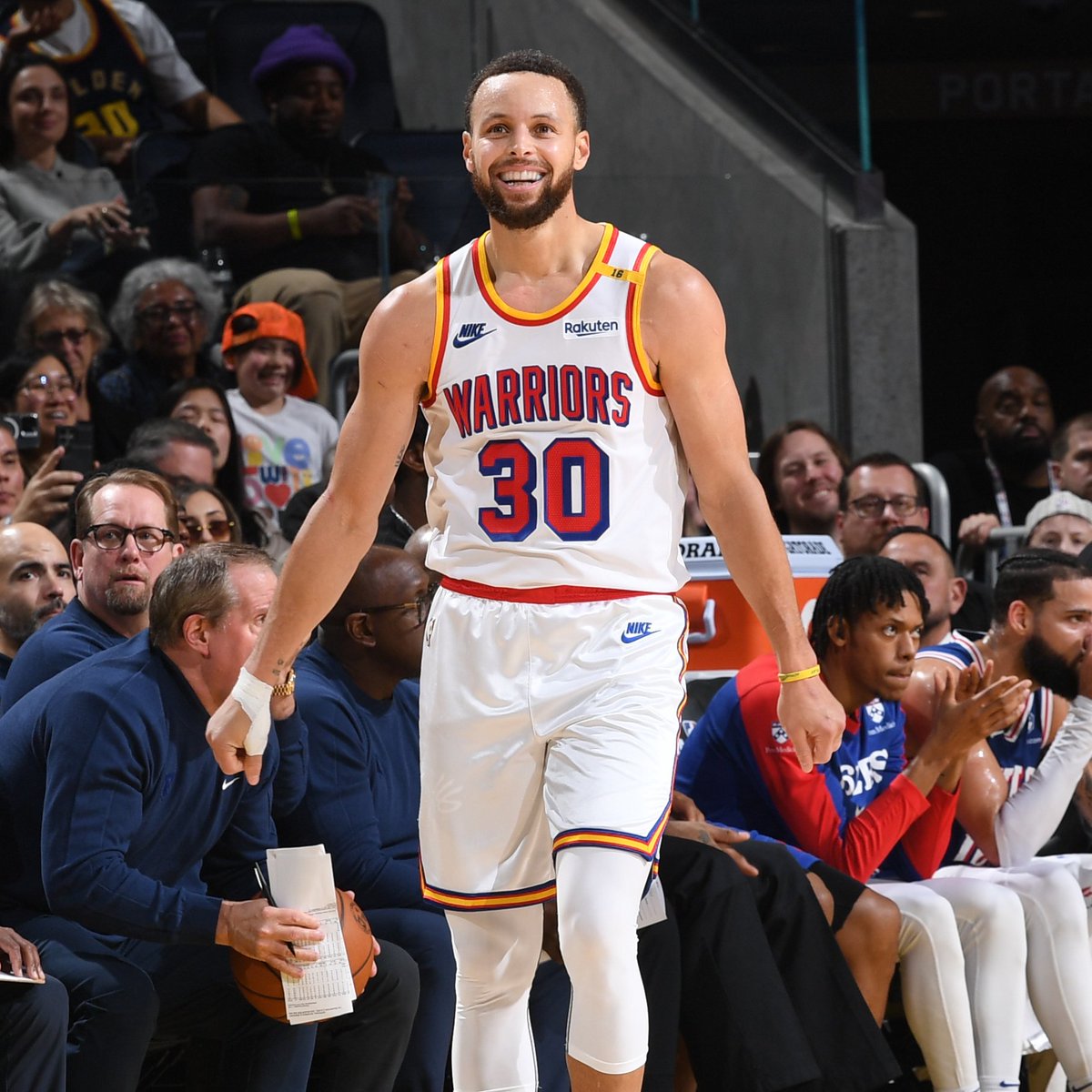 Steph Curry becomes the first player in a game to:

▪️ Shoot 8/8 from 3-point
▪️ Record 10 assists