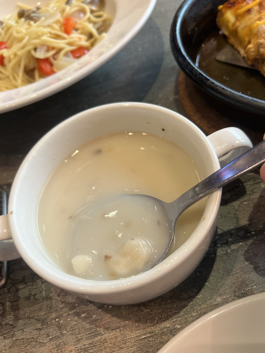 Shaliniie's tweet photo. 1/5 The quality and standard has dropped tremendously. I wasted my money, and sadly it also robbed away my childhood memories. Never will I be dining in or ordering from @pizzahutmsia https://t.co/M3y8S54dOQ