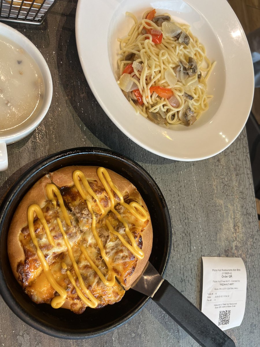 Shaliniie's tweet photo. 1/5 The quality and standard has dropped tremendously. I wasted my money, and sadly it also robbed away my childhood memories. Never will I be dining in or ordering from @pizzahutmsia https://t.co/M3y8S54dOQ