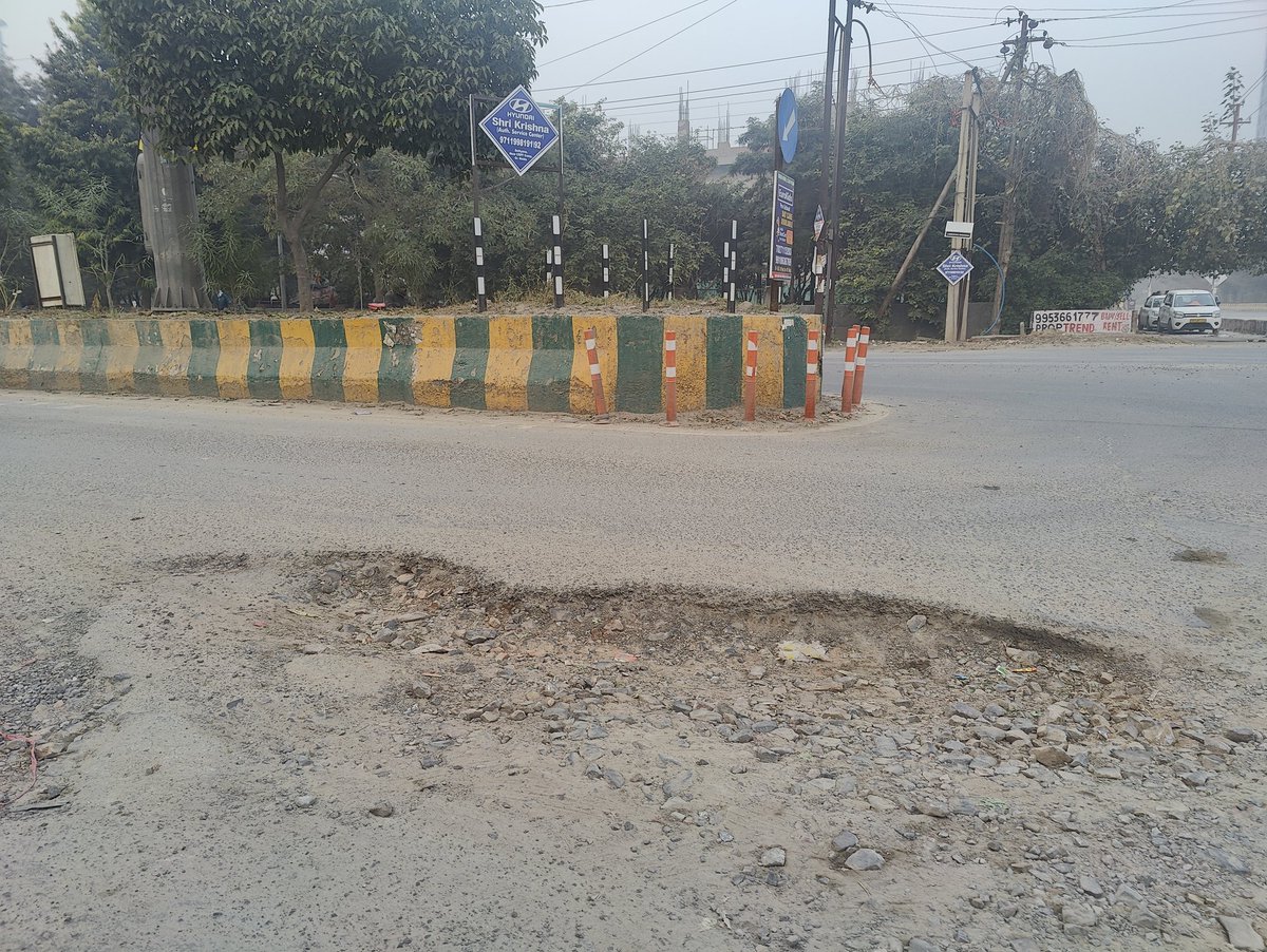 lovingmanish's tweet photo. @noida_authority @CeoNoida @Noidatraffic @dmgbnagar साइट से वर्तमान स्थिति। दुर्भाग्य से आज तक कोई कार्रवाई नहीं की गई. No Action taken even after 2 weeks of putting a complaint/request @noida_authority @Noidatraffic @dmgbnagar @CeoNoida https://t.co/eFwhcIZJVx