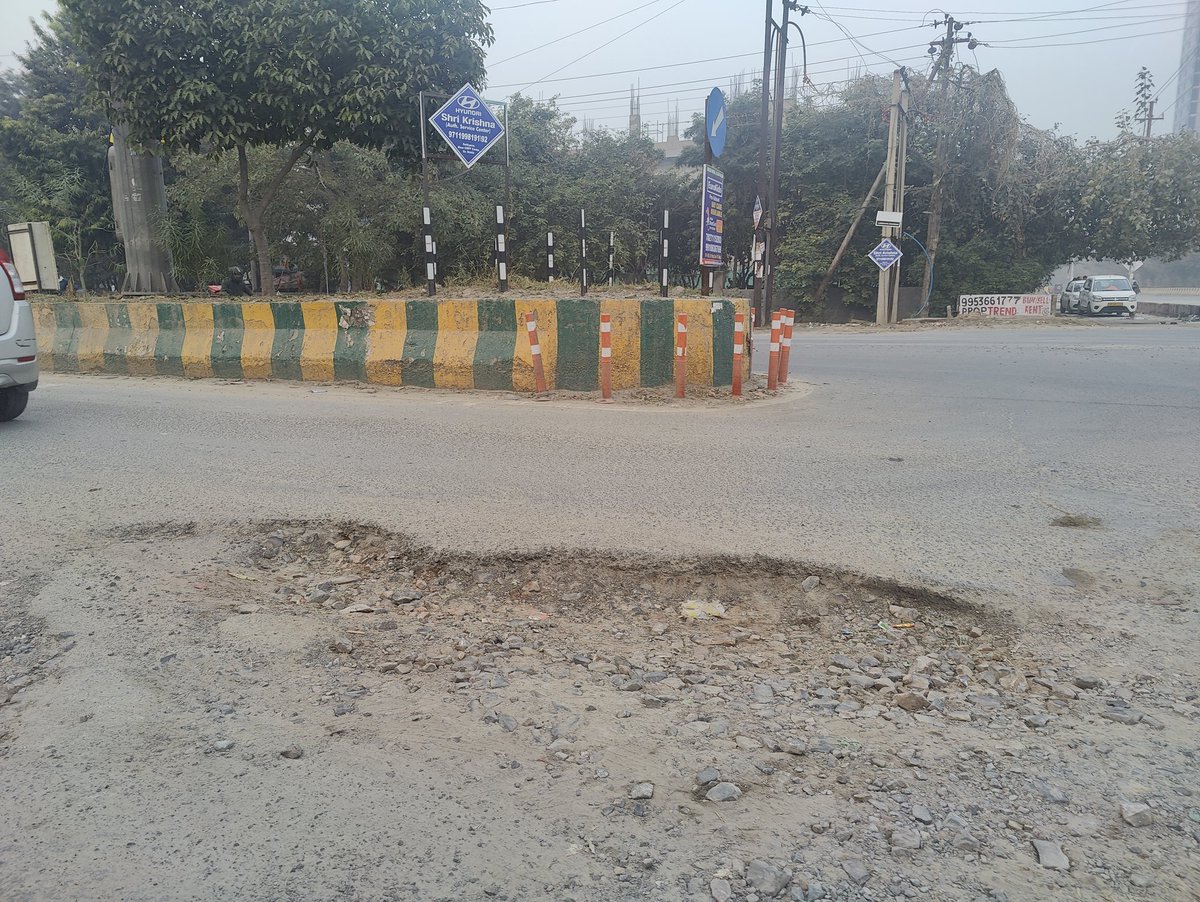 lovingmanish's tweet photo. @noida_authority @CeoNoida @Noidatraffic @dmgbnagar साइट से वर्तमान स्थिति। दुर्भाग्य से आज तक कोई कार्रवाई नहीं की गई. No Action taken even after 2 weeks of putting a complaint/request @noida_authority @Noidatraffic @dmgbnagar @CeoNoida https://t.co/eFwhcIZJVx