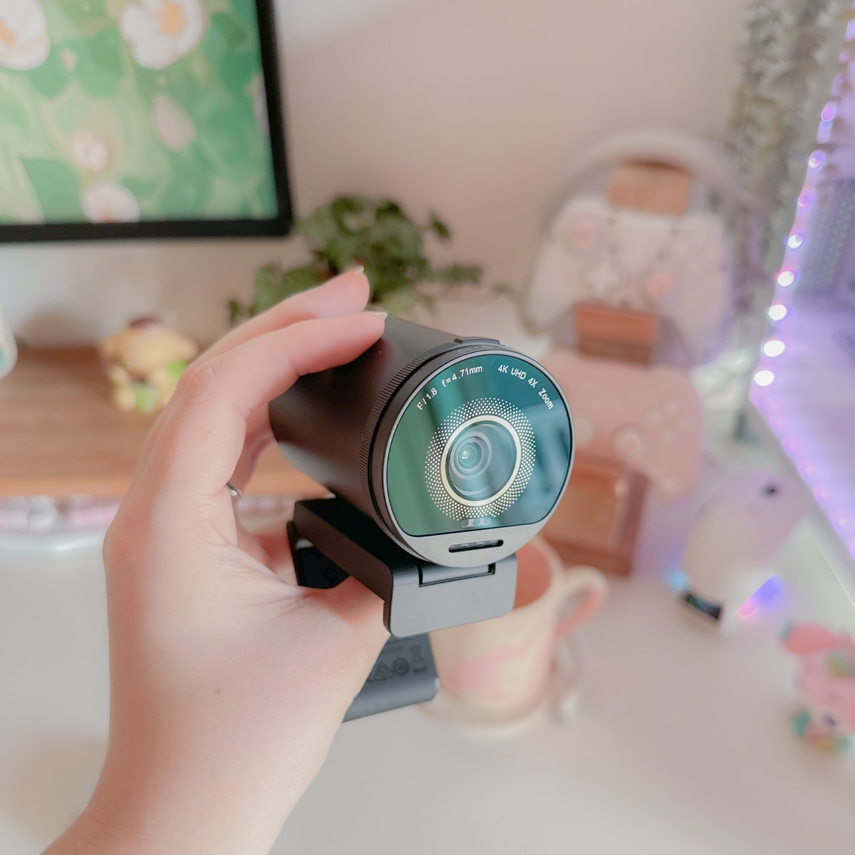 EMEET_Official's tweet photo. New Year New #setup with the #emeets800
📷@giggiland (IG)
#emeet #webcam #streaming https://t.co/mjxsMM7kQF