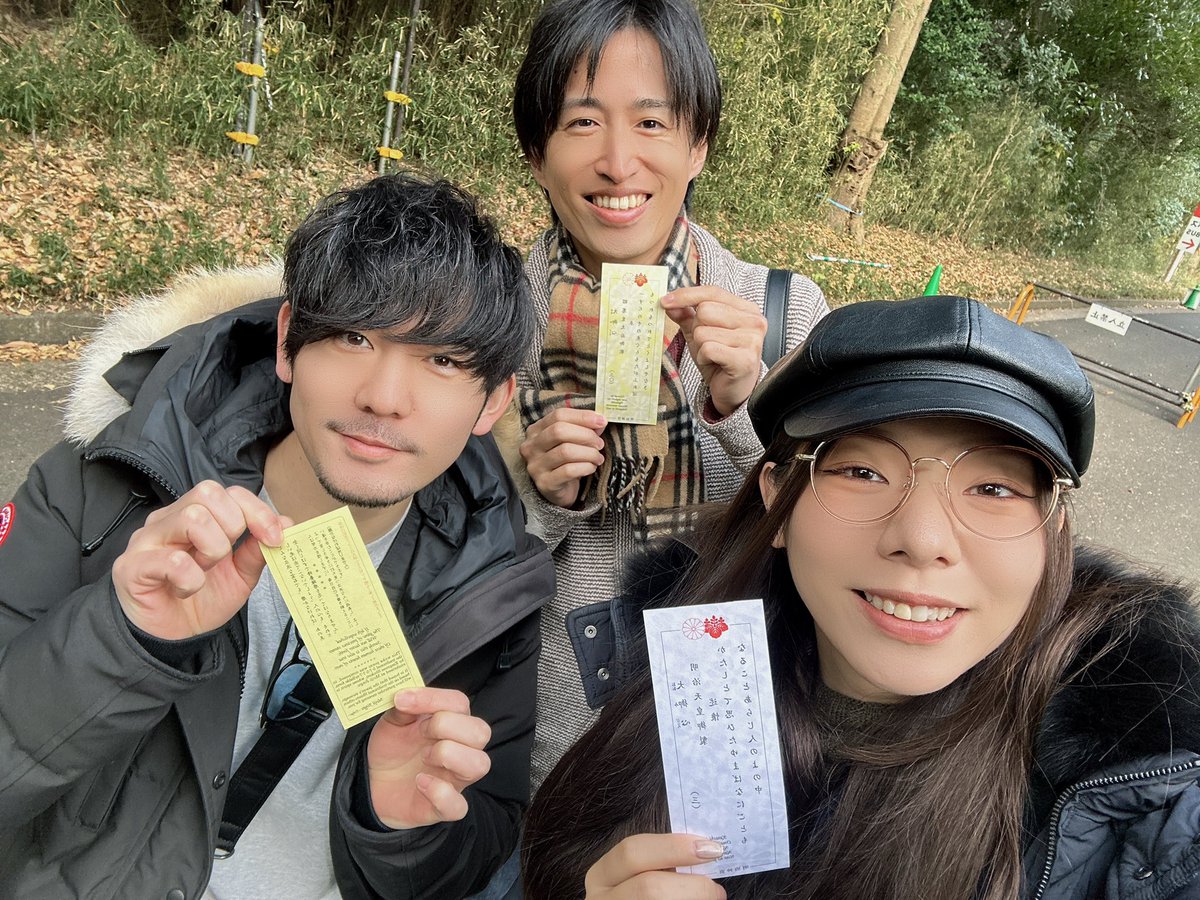 nisegoroh's tweet photo. あけましておめでとうございます〜🐍
本年もどうぞよろしくお願いします☺️

去年の舞台出演メンバーと初詣‼️㊗️
からのお酒🍻 https://t.co/u14MPJCHMD