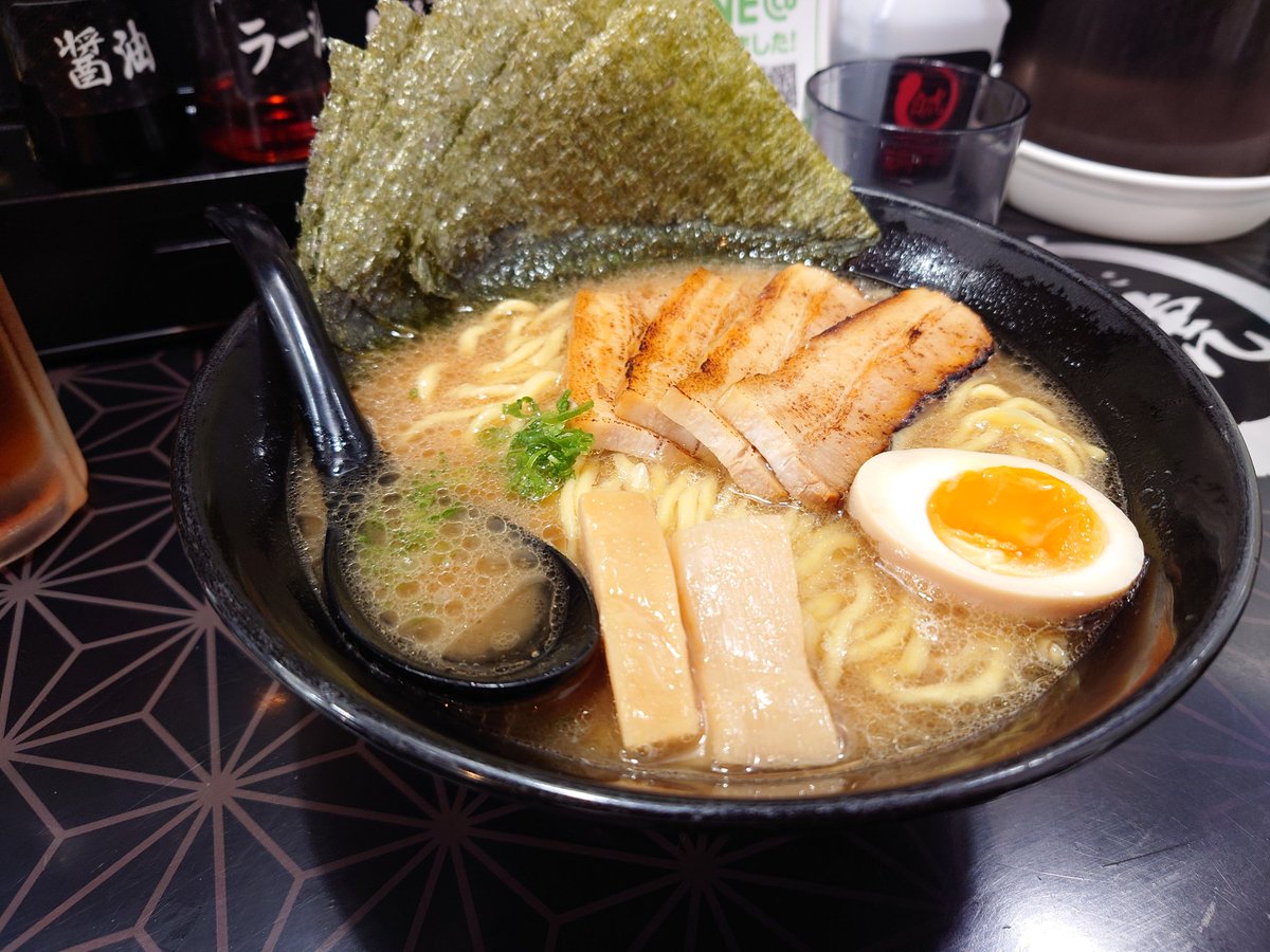 動き始めて3時間後にようやく辿り着いた!!
どこもやってない影響で集中してめっちゃ混んでたけどようやく食べれました︎︎👍
とても美味しかった🍜