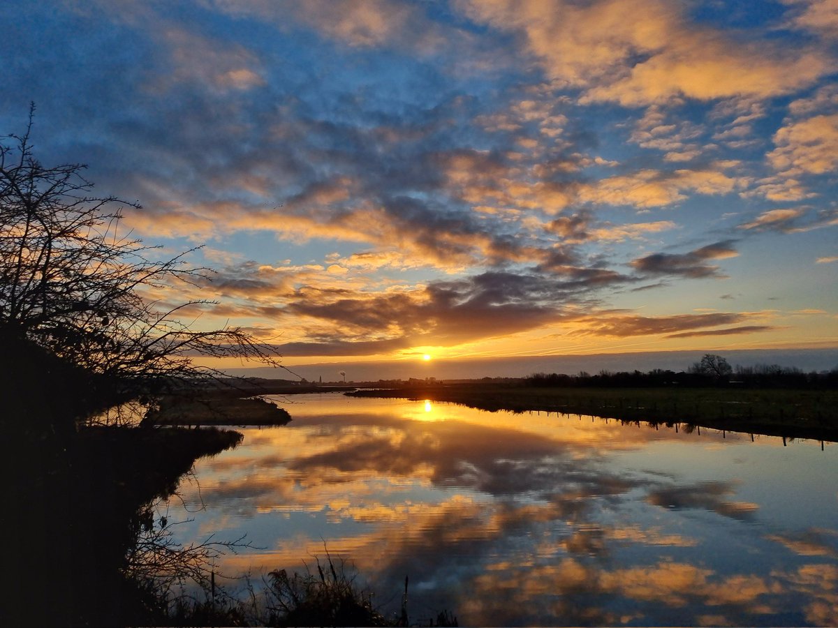 Wel zo fijn om de zon tussen de wolken te zien schitteren. Fijne vrijdag😀 #natuur #landschap #winter #Rhenen #ElstUt #Elsterbuitenwaard #zonsopkomst #reflectie #mooieluchten