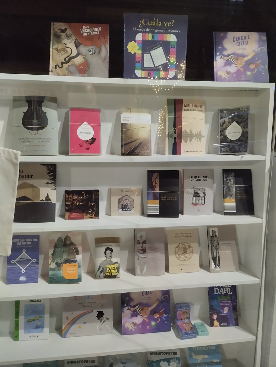 Nel escaparate de la llibrería d'<a href="/edicionesTrabe/">edicionesTrabe</a> nun pueden faltar los últimos títulos de la colección Calume: 'Cai la tierra' de Carmen Pellegrino y 'Si siquiera' de Vigdis Hjorth, entrambos los dos bien acompañaos por otres obres de Trabe y d'otres editoriales asturianes.