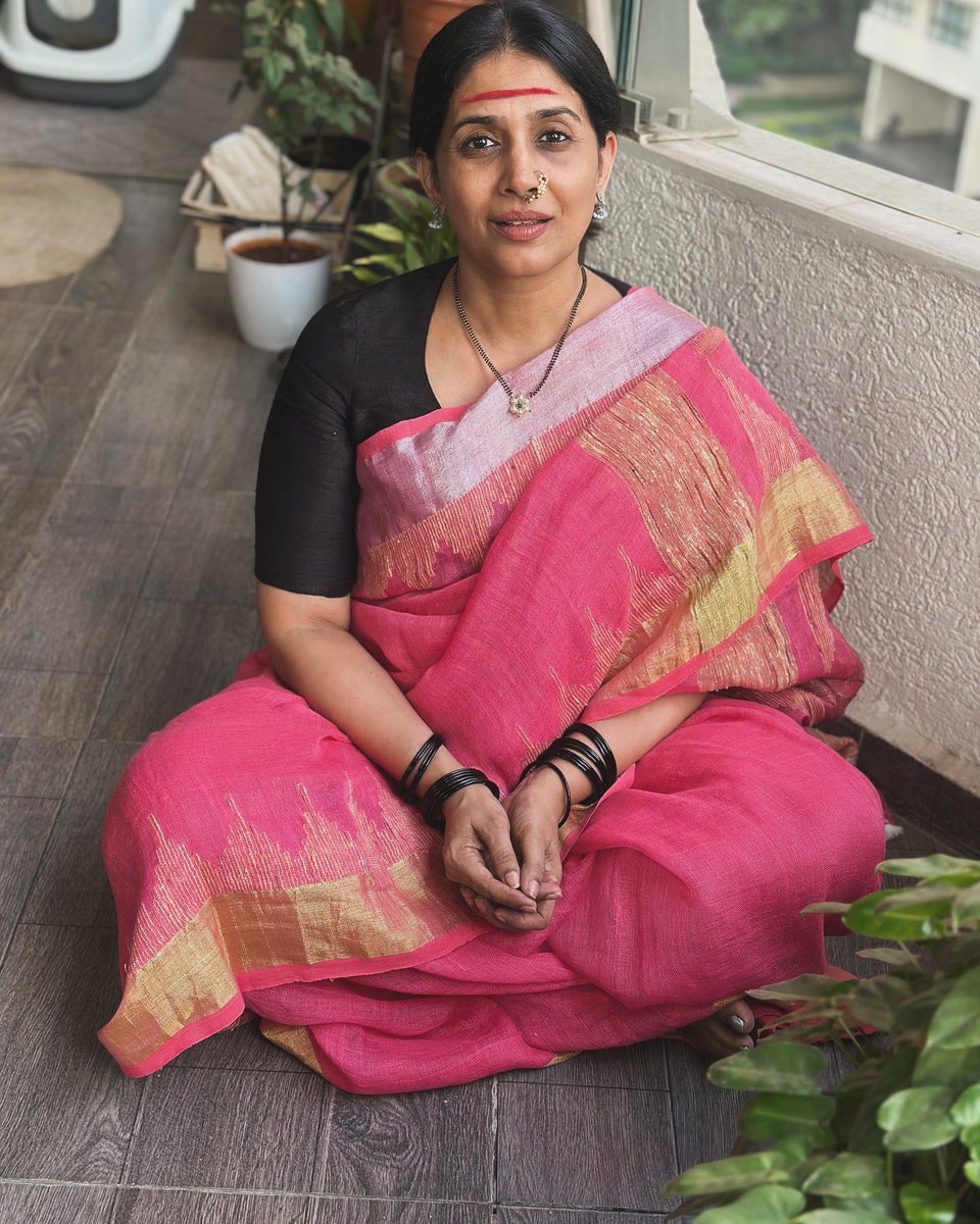 sonalikulkarni (@sonalikulkarni) on Twitter photo рддреБрдЭреНрдпрд╛рдХрдбрдВ рдкреИрд╕рд╛рдЕрдбрдХрд╛, рдЧрд╛рдбреА рдмрдВрдЧрд▓рд╛ рднрд╛рд░реАрддрд▓реЗ рдХрдкрдбреЗ рдореЛрдмрд╛рдИрд▓ рдЕрд╕реЛ/рдирд╕реЛ.. рддреБрдЭрдВ рд▓рдЧреНрдирдВ рдЭрд╛рд▓реЗрд▓рдВ рдЕрд╕реЛ/рдирд╕реЛ..
рдкрдг рддреБрдЭреНрдпрд╛ рдорд╛рдереНрдпрд╛рд╡рд░ рдЖрдкрд▓реНрдпрд╛ рд╕рд╛рд╡рд┐рддреНрд░реАрдмрд╛рдИрдВрдиреА рдХреЛрд░рд▓реЗрд▓реА рдЬреНрдЮрд╛рдирд╛рдЪреА рдЖрд╕ - рдЖрдЬрдиреНрдо рд░рд╛рд╣реЛ..
рд╣реА рдЪрд┐рд░реА рдХреБрдгрд╛рдЪреНрдпрд╛ рдирд╛рд╡рд╛рдЪреА рдирд╛рд╣реА..
рд╣реА рддреБрдЭреА рдЖрд╣реЗ..
рддреБрд▓рд╛ рдЖрддреНрдорд╕рдиреНрдорд╛рди рд╢рд┐рдХрд╡рдгрд╛рд░реА.. ЁЯЩП #SavitriBaiPhuleJayanti рддреБрдЭреНрдпрд╛рдХрдбрдВ рдкреИрд╕рд╛рдЕрдбрдХрд╛, рдЧрд╛рдбреА рдмрдВрдЧрд▓рд╛ рднрд╛рд░реАрддрд▓реЗ рдХрдкрдбреЗ рдореЛрдмрд╛рдИрд▓ рдЕрд╕реЛ/рдирд╕реЛ.. рддреБрдЭрдВ рд▓рдЧреНрдирдВ рдЭрд╛рд▓реЗрд▓рдВ рдЕрд╕реЛ/рдирд╕реЛ..
рдкрдг рддреБрдЭреНрдпрд╛ рдорд╛рдереНрдпрд╛рд╡рд░ рдЖрдкрд▓реНрдпрд╛ рд╕рд╛рд╡рд┐рддреНрд░реАрдмрд╛рдИрдВрдиреА рдХреЛрд░рд▓реЗрд▓реА рдЬреНрдЮрд╛рдирд╛рдЪреА рдЖрд╕ - рдЖрдЬрдиреНрдо рд░рд╛рд╣реЛ..
рд╣реА рдЪрд┐рд░реА рдХреБрдгрд╛рдЪреНрдпрд╛ рдирд╛рд╡рд╛рдЪреА рдирд╛рд╣реА..
рд╣реА рддреБрдЭреА рдЖрд╣реЗ..
рддреБрд▓рд╛ рдЖрддреНрдорд╕рдиреНрдорд╛рди рд╢рд┐рдХрд╡рдгрд╛рд░реА.. ЁЯЩП #SavitriBaiPhuleJayanti