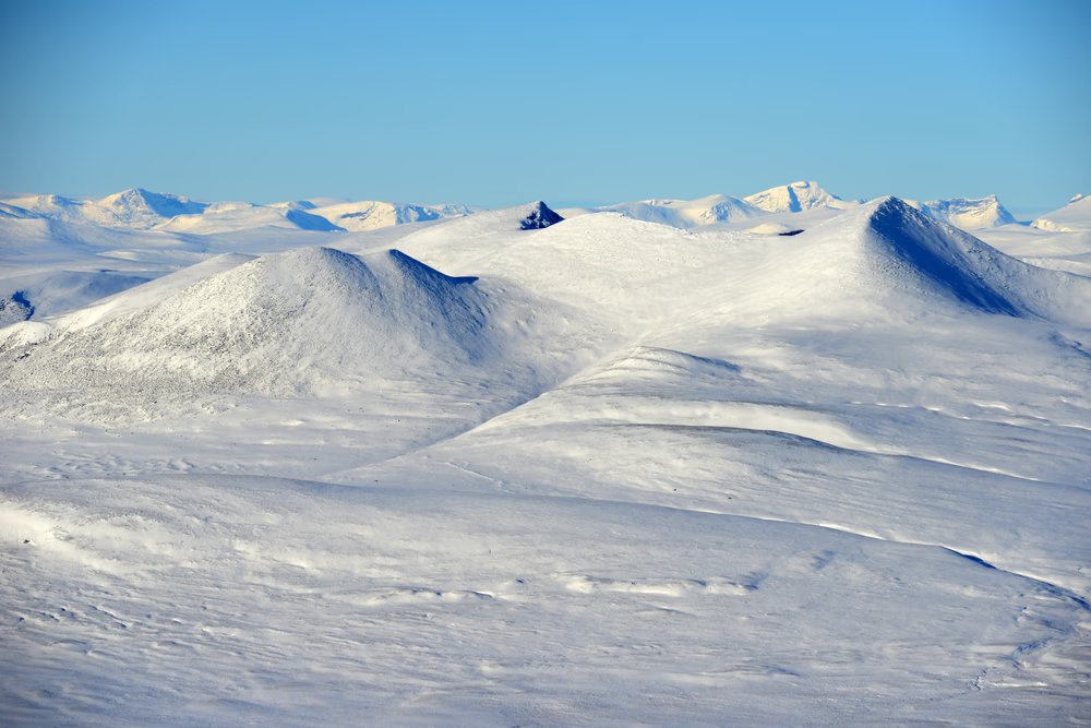 lassetur_n's tweet image. -------------------------------------------------
As dawn broke over the Norwegian winter, the mountains emerged from a veil of mist, their peaks aglow with a soft golden light, shining like beacons in the crisp morning air.

#PhotoNFT #lassetur #nfts #NFT #NFTCommunity…
