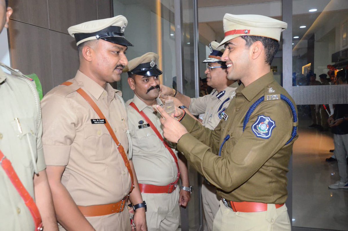 नव वर्ष पर पदोन्नत हुए 3 IPS अधिकारियों <a href="/SPvalsad/">SP_valsad</a> <a href="/SP_SuratRural/">Surat Rural Police</a>,  डीसीपी जोन 5 और  77 अन्य अधिकारियों की पिपिंग सेरेमनी <a href="/CP_SuratCity/">Surat City Police</a> श्री अनुपम सिंह गहलौत के निर्देशन में की गई। 
समयबद्ध प्रमोशन के लिए मा. गृहमंत्रीश्री और मा. डीजीपीश्री का आभार। 
<a href="/sanghaviharsh/">Harsh Sanghavi</a> 
<a href="/dgpgujarat/">DGP Gujarat</a>