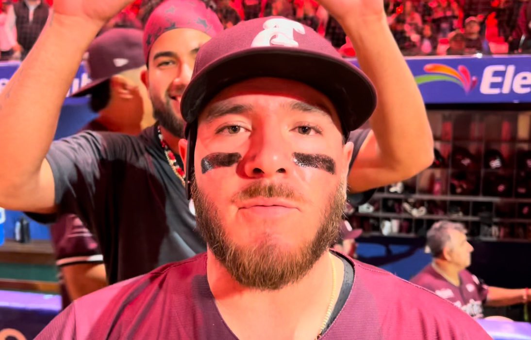 Rev_Strikeout's tweet photo. #LMP | “Tratamos de ser agresivos al ir a home, este es un equipo muy fuerte”: Esteban Quiroz

El infielder de @clubtomateros produjo un par en la victoria 13-2 sobre Mazatlán y los guindas ponen la serie 2-0, explotando a la ofensiva en lo colectivo.

https://t.co/AyKihMVS4a https://t.co/eAlyk3s7gs
