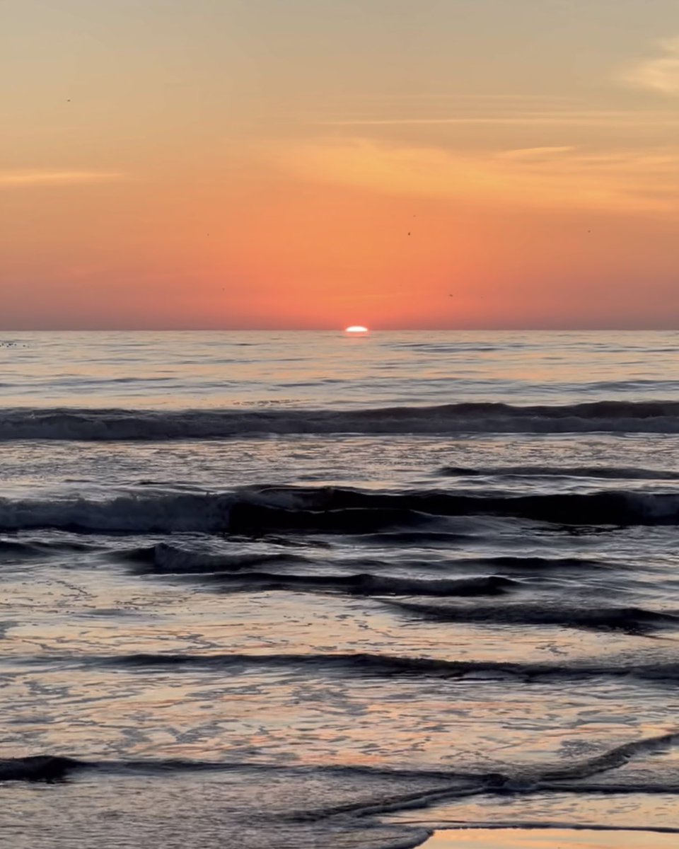 Diana_in_Winter's tweet photo. Santa Monica’s first sunset of 2025. The gorgeous sun going, going, going, gone over the lovely Pacific Ocean.
#PacificOcean #SoItBegins #2025isHere #EquanimityGoals https://t.co/8Ne9DvAgLo