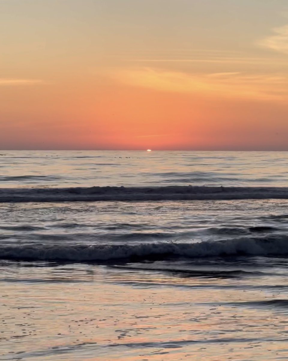 Diana_in_Winter's tweet photo. Santa Monica’s first sunset of 2025. The gorgeous sun going, going, going, gone over the lovely Pacific Ocean.
#PacificOcean #SoItBegins #2025isHere #EquanimityGoals https://t.co/8Ne9DvAgLo
