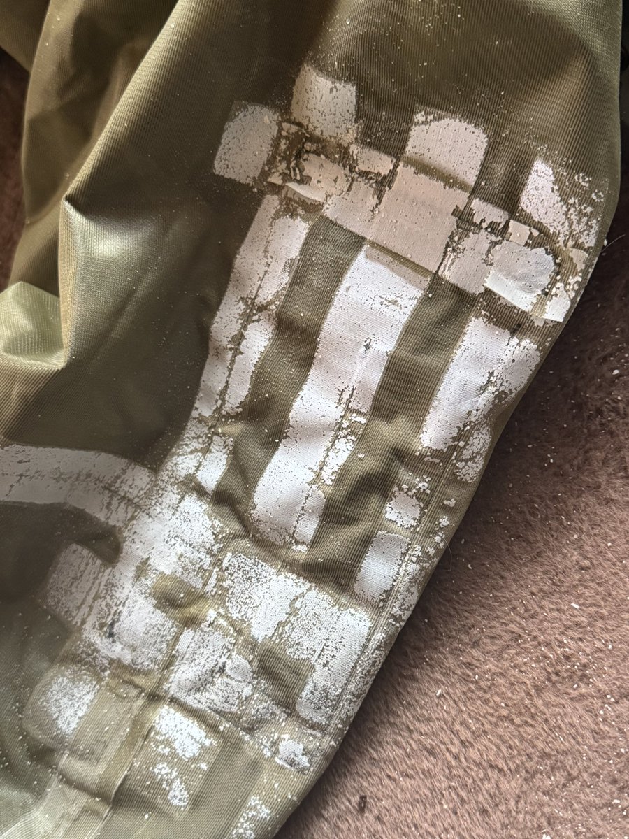 LII00604165's tweet image. 昨年末WAIPERさんで購入させていただいた、デッドストックのgen1 ゴアジャケット。

デッドストックだから平気と思ってましたが、加水分解からは逃れられずって感じですかね。シームテープが悲惨な事になっているので貼り替えを頑張ります。
トホホな年始です。

#ECWCS
#WAIPER