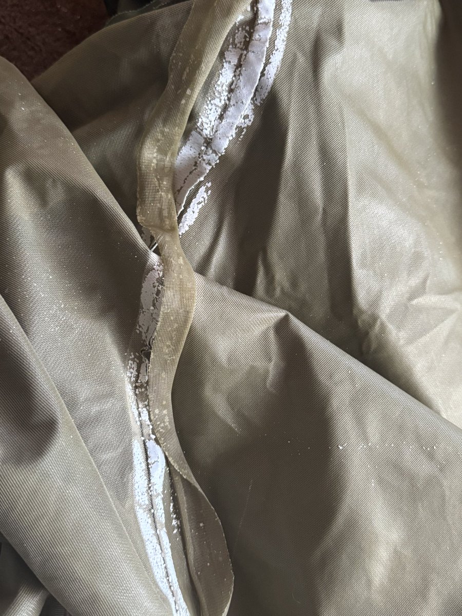 LII00604165's tweet image. 昨年末WAIPERさんで購入させていただいた、デッドストックのgen1 ゴアジャケット。

デッドストックだから平気と思ってましたが、加水分解からは逃れられずって感じですかね。シームテープが悲惨な事になっているので貼り替えを頑張ります。
トホホな年始です。

#ECWCS
#WAIPER