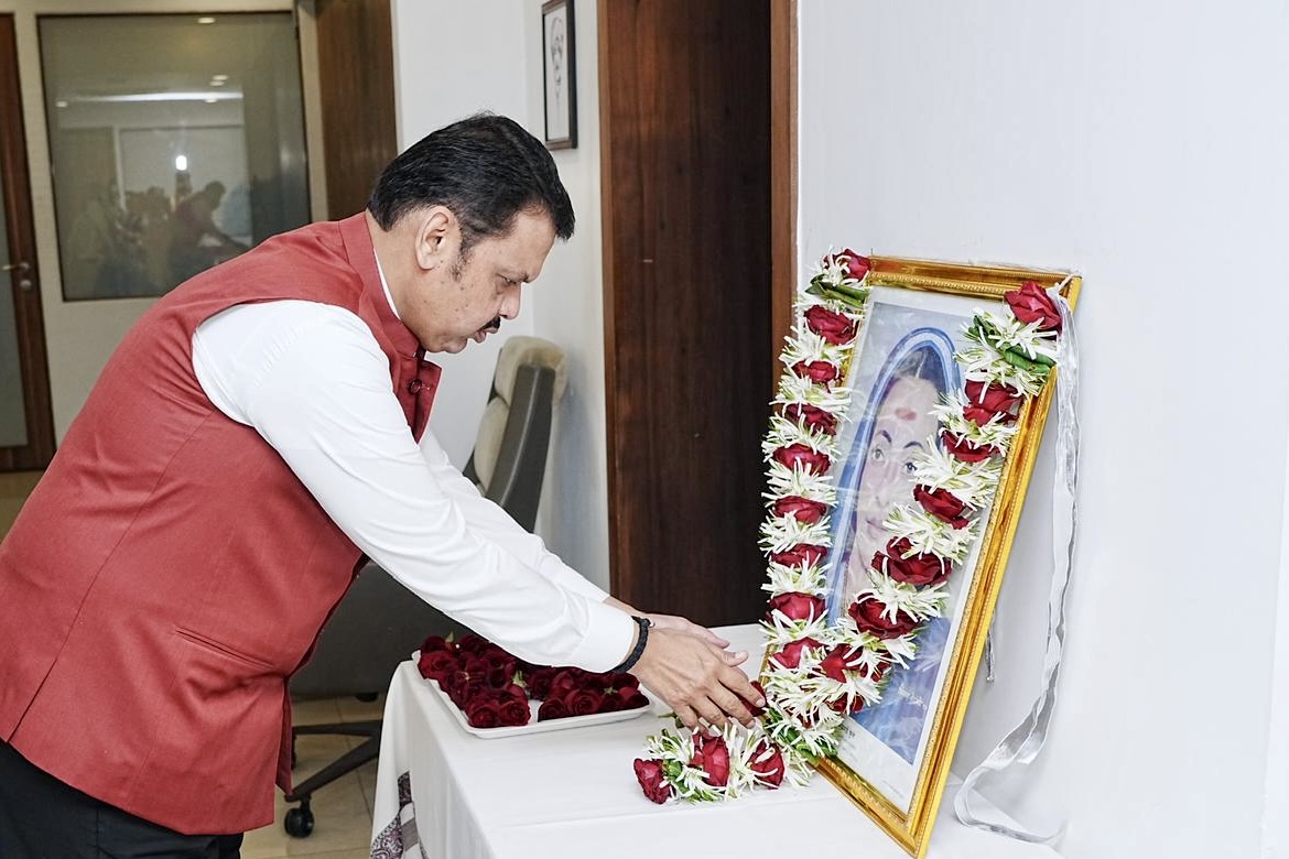 CMOMaharashtra's tweet photo. "Awake, Arise and Educate..."

🌸 CM Devendra Fadnavis offered humble floral tributes to KrantiJyoti Savitribai Phule on her birth anniversary at his official residence in Mumbai today.
🌸 मुख्यमंत्री देवेंद्र फडणवीस यांनी मुंबई येथील त्यांच्या शासकीय निवासस्थानी क्रांतीज्योती सावित्रीबाई फुले यांच्या जयंतीदिनी त्यांच्या प्रतिमेस पुष्पहार अर्पण करून विनम्र अभिवादन केले.
🌸 मुख्यमंत्री देवेंद्र फडणवीस इन्होंने मुंबई स्थित अपने सरकारी आवास पर क्रांतिज्योति सावित्रीबाई फुले इनकी जयंती के अवसर पर उनकी प्रतिमा पर माल्यार्पण कर विनम्र अभिवादन किया।

🕙 10am | 3-1-2025📍Sagar Bungalow, Mumbai | स. १० वा. | ३-१-२०२५📍सागर निवासस्थान, मुंबई.

@Dev_Fadnavis
#Maharashtra #DevendraFadnavis #SavitribaiPhule