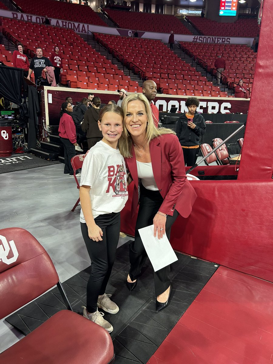 Thank you <a href="/OU_WBBall/">Oklahoma Basketball</a> for making my kiddos night a special one! BOOMER! <a href="/RaeganBeers/">RaeganBeers</a> <a href="/SoonersCoachJB/">Jennie Baranczyk</a> <a href="/payton_verhulst/">Payton Verhulst</a> <a href="/justDROB/">Danielle Robinson</a>
