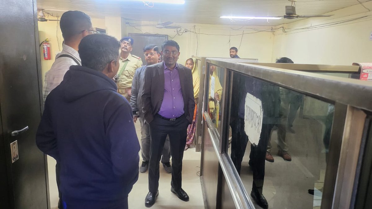 office_sdm's tweet photo. આજ રોજ મે. કલેકટર સાહેબ દ્વારા દેવગઢ બારીઆ મામલતદાર કચેરી ખાતે જન સેવા કેન્દ્રની મુલાકાત કરીને અરજદારોને પડતી મુશ્કેલીઓ વિશે જાણી મુશ્કેલીઓ નિવારવા જરૂરી સૂચનો આપ્યા.@CollectorDahod @infodahodgog https://t.co/jaDYhUlJNC
