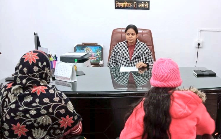 आज दिनांक 03.01.2025 को कलेक्ट्रेट कार्यालय में जनसुनवाई के दौरान जनसामान्य की शिकायतों को सुनकर संबंधित अधिकारियों को समयबद्ध व गुणवत्तापूर्ण निस्तारण सुनिश्चित करने के निर्देश दिए।