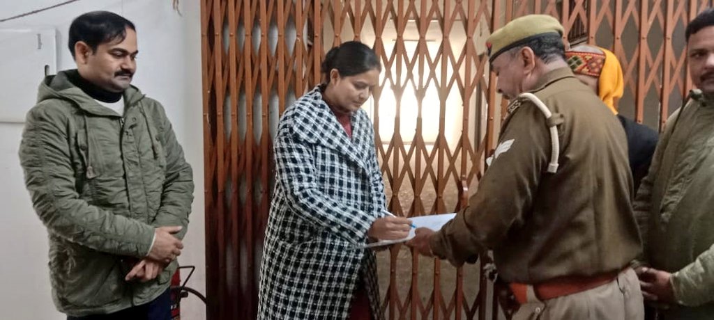 आज दिनांक 03.01.2025 को राजनैतिक दलों के प्रतिनिधियों के साथ कलेक्ट्रेट परिसर में स्थित ईवीएम/वीवीपैट वेयरहाउस का स्थलीय निरीक्षण कर संबंधित अधिकारियों को आवश्यक दिशा-निर्देश दिए गए।