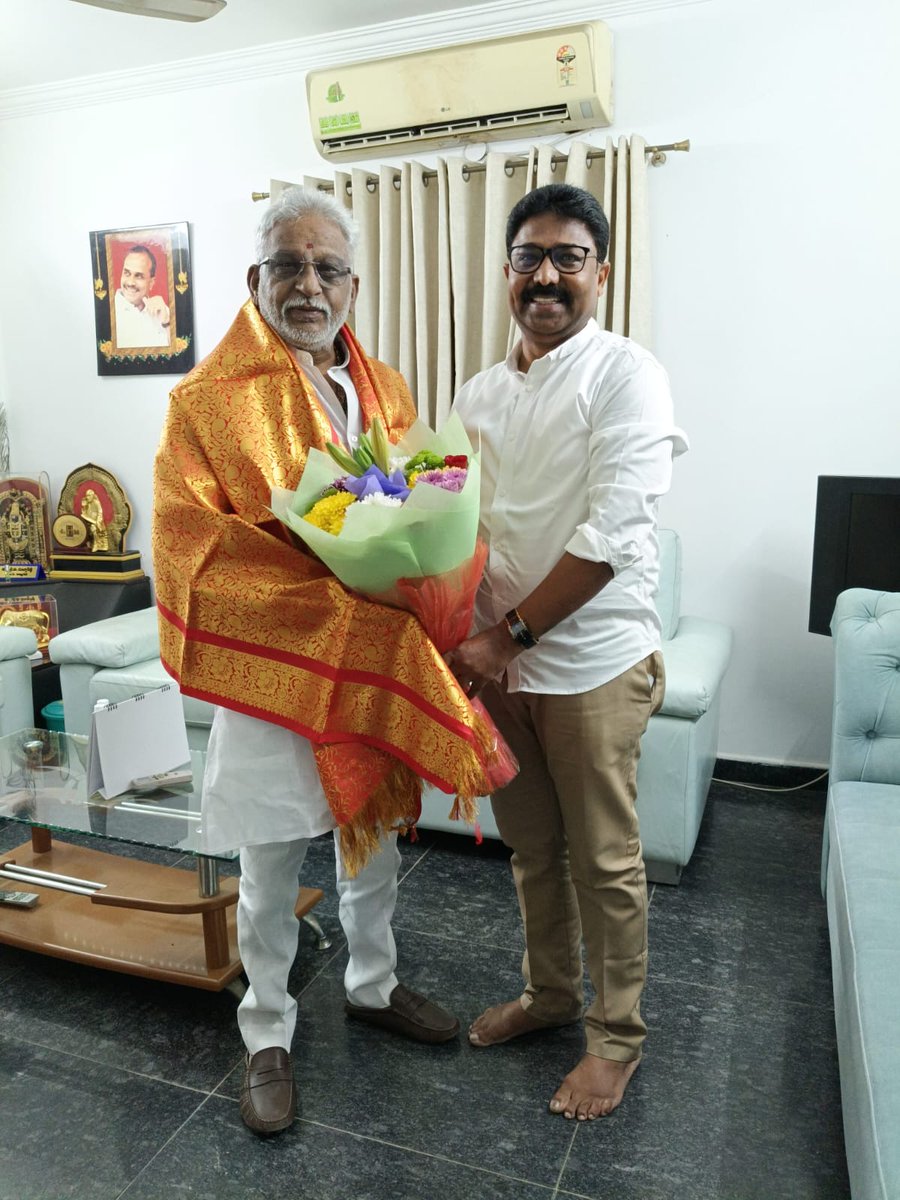 AudimulapSuresh's tweet photo. రాజ్యసభ సభ్యులు, మాజీ తిరుమల తిరుపతి దేవస్థానం ఛైర్మన్, శ్రీ వై.వి సుబ్బారెడ్డి గారిని హైదరాబాద్ లోని ఆయన నివాసం నందు కలిసి నూతన సంవత్సర శుభాకాంక్షలు తెలియజేసిన మాజీ మంత్రి వర్యులు డాక్టర్ ఆదిమూలపు సురేష్ గారు.
#TeamAudimulapuSuresh
#KondapiConstituency
#KondapiYSRCP https://t.co/cWhU2JHujY