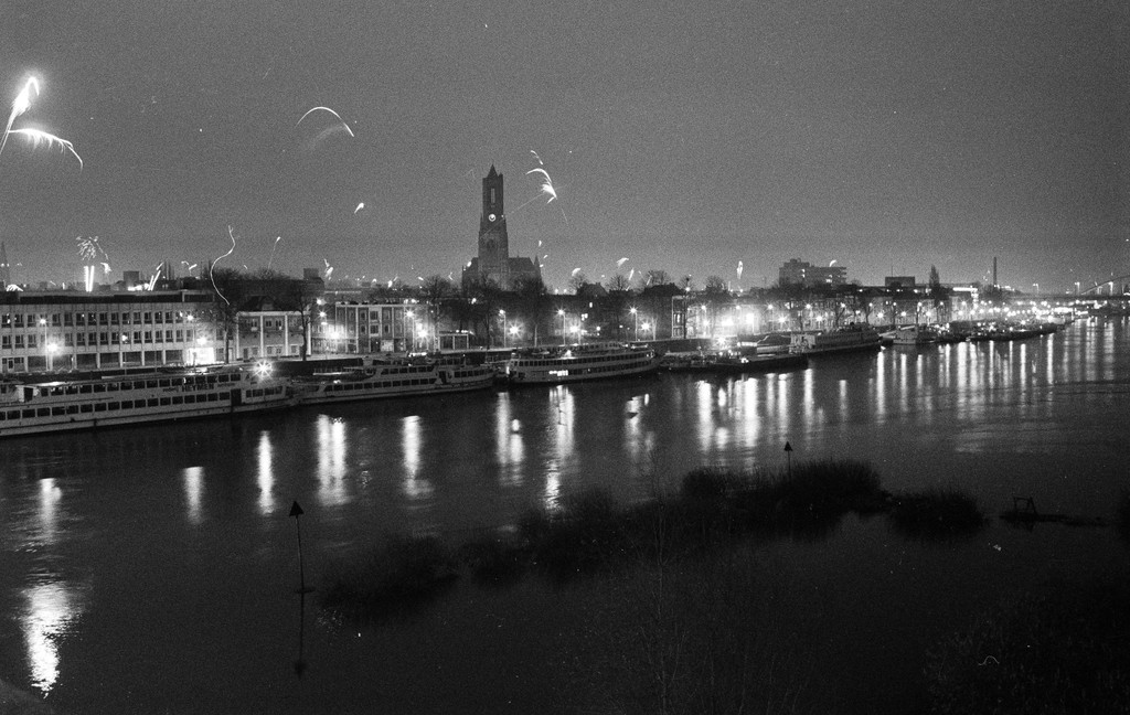 Vuurwerk op de Rijnkade in Arnhem op 1 januari 1983.⁠

(1544-14305-0001, Gerth van Roden Fotografie, CC-BY-NC-ND-4.0 licentie)