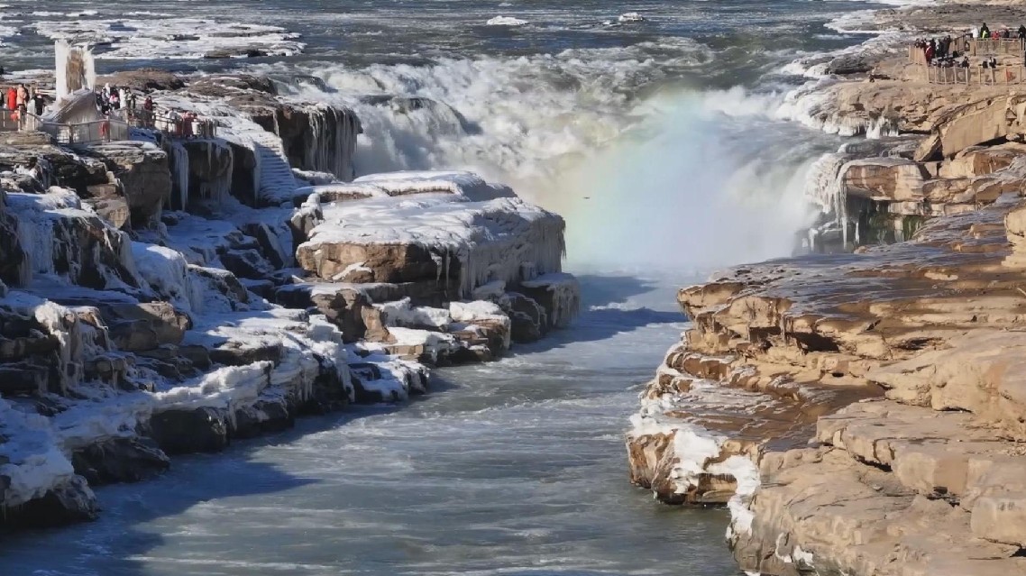 Visitors amaze at majestic icy spectacle at Hukou Waterfall in north China

As temperatures plunge, the Hukou Waterfall, China's second-largest waterfall, located on the border between Shanxi and Shaanxi provinces in northern and northwestern China, transforms into a stunning icy waterfall spectacle, drawing crowds of tourists and photographers.

https://t.co/aJHUonMblw