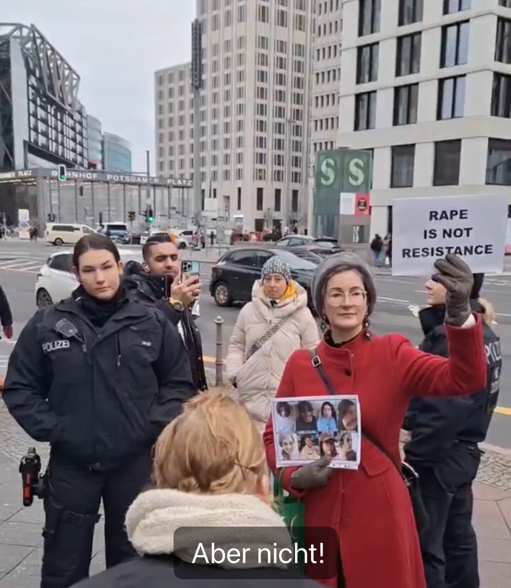 כאן להזכיר שקרוליין פרייזלר, פוליטיקאית גרמנייה מטעם מפלגת הליברלים, כבר יותר משנה ולפחות אחת לשבוע עומדת עם שלט ״Rape is not Resistance” מול הפרצוף של מפגינים פרו-פלסטינים ושונאי ישראל, ומפגינה למען החזרת החטופים יותר מכל חבר כנסת בממשלה שלנו