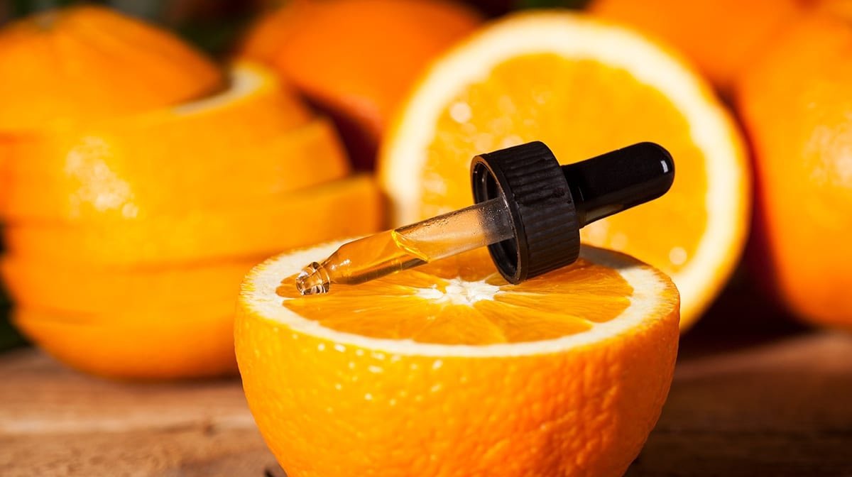 La vitamina C es un antioxidante y agente reductor que se encuentra en ciertos alimentos. Los humanos no pueden sintetizar la vitamina C, y solo se puede obtener a través de una ingesta dietética selectiva o con suplementos de venta libre.

VITAMINA C y algunas preguntas