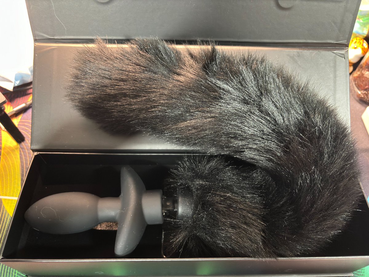 pizyj's tweet image. 这是猫咪义肢
好玩
爱玩
有创意的
夹紧/放松可以控制尾巴摆动速度，也可以手动控制摇尾巴，甚至内置震动😡，可以愉快的带出门
而且因为会动，家里的猫有福了，这是真逗猫棒了
爱来自@QIUI13 ，这里是义肢链接
spread.qiuitoy.com/commodity/137