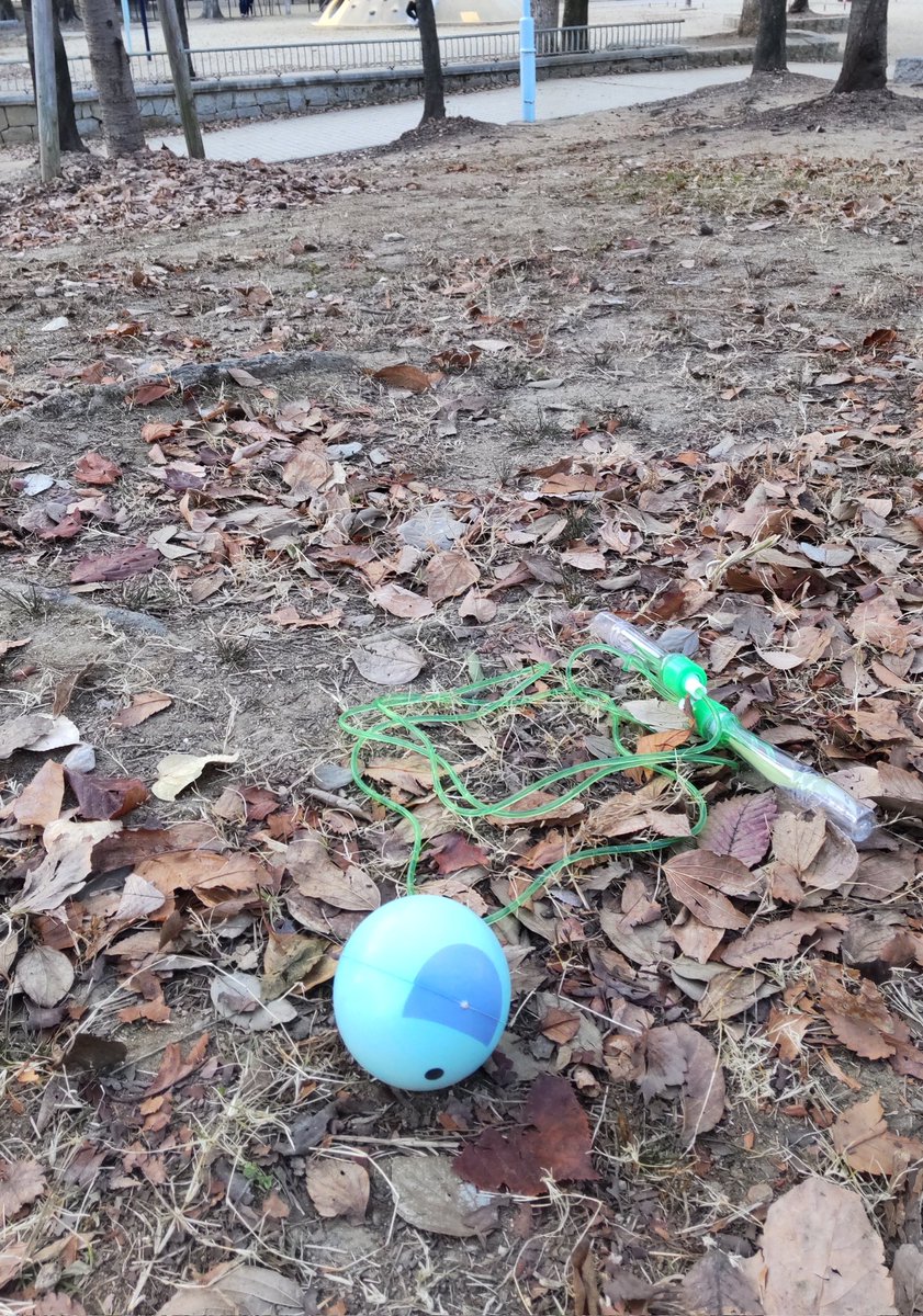 公園で食パンの耳食うて冷酒が俺の人生