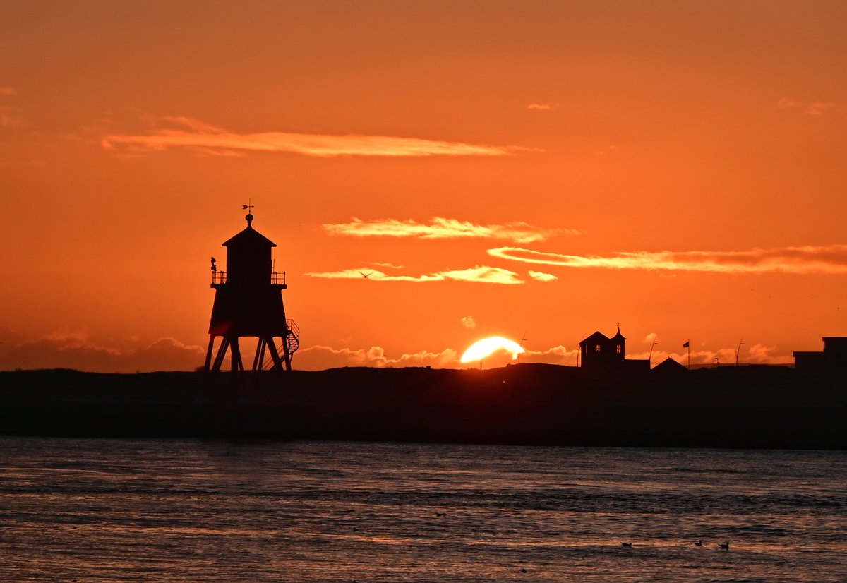 keithfenwick69's tweet photo. Sunrise this morning at North Shields looking towards the Herd Groyne Lighthouse. #northtynside #Northumberland #sunrise https://t.co/cBZkl057fh
