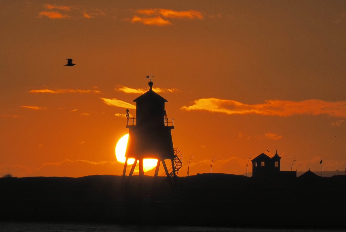 Sunrise this morning at North Shields looking towards the Herd Groyne Lighthouse. #northtynside #Northumberland #sunrise