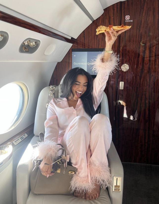 _msd_pt's tweet photo. Acho que não há melhor maneira de começar o ano do que viajando com seu sugaraddy.✈️❤️‍🔥

#MySugarDaddy #MSD #namoro #sugardating #sugardaddy #luxo https://t.co/h7EfRoeDOm