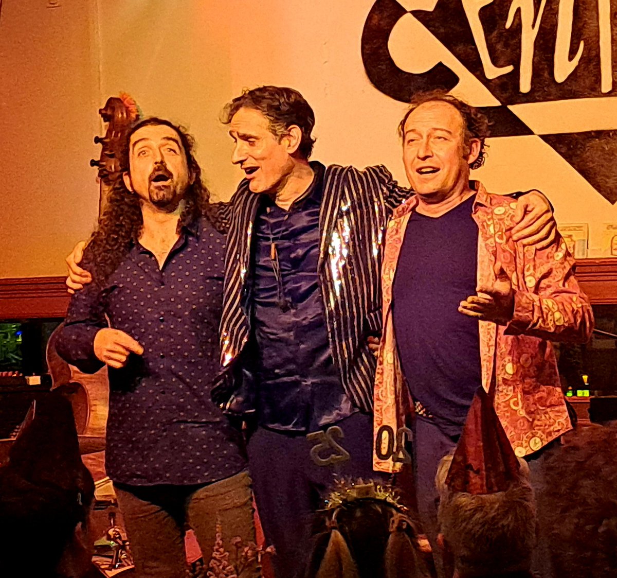 Llegamos al ecuador de nuestra semana en el Café Central, el lugar de la eterna sorpresa.
Hay cosas que sólo se pueden vivir en directo, en lugares pequeños, mirando a los ojos, piel con piel.
Hay cosas que sólo se pueden sentir en el Café  Central.