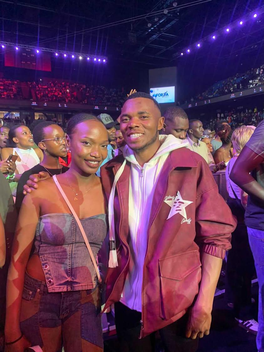 kazungu_kaboss's tweet photo. Ariko nk'Abantu bari bicaye muri #Etage bategereye #Stage nabo bafashe Amafoto nk'aya ? 🙆🙆🙆😄😄😄😄 https://t.co/4v6oOCVmwz