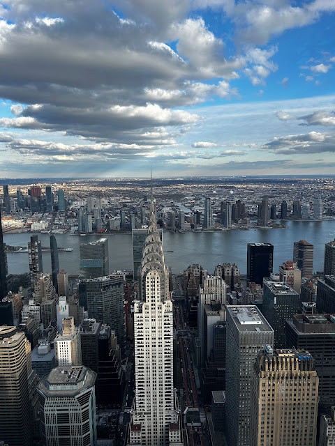 You can see 360 views all around the Summit building in New York; downtown with the beautiful Empire State and the One World Observatory, the Edge, Central Park and my personal fave, the Chrysler Building.

Top tips for visiting at lttr.ai/AaErf

#SummitOV