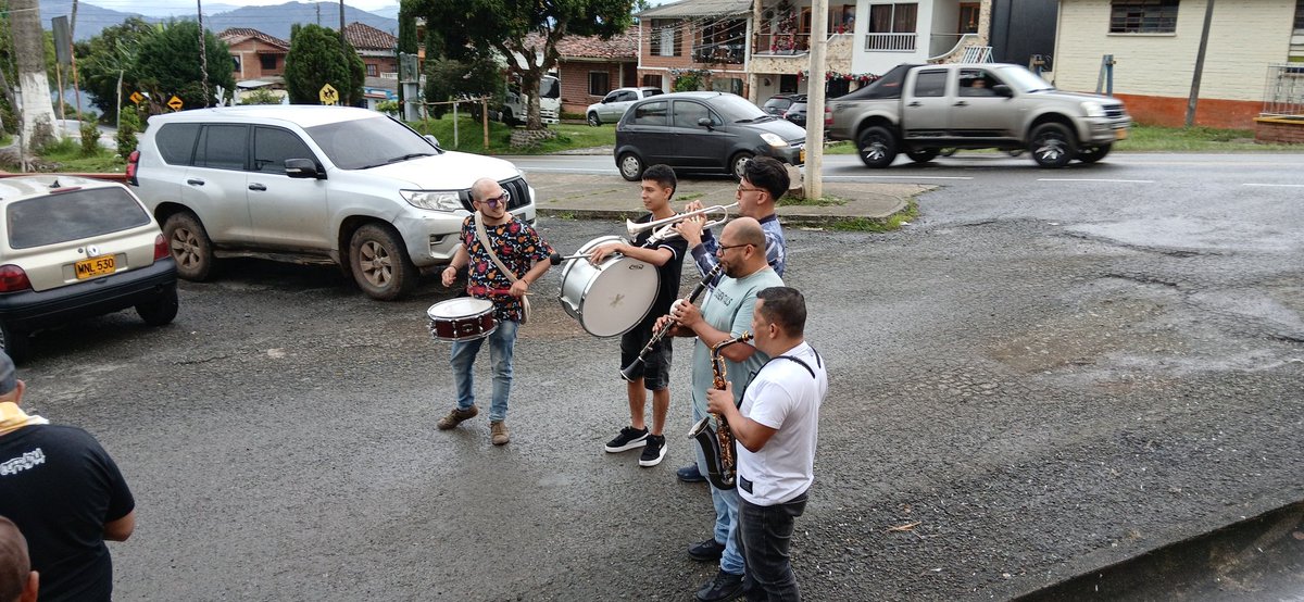 camaverrys77's tweet photo. Papayera con la Barra del Parque #uffuffcarnaval #CarnavalDeRiosucio #RiosucioCaldas #Carpinloro https://t.co/gnRLivEwBW
