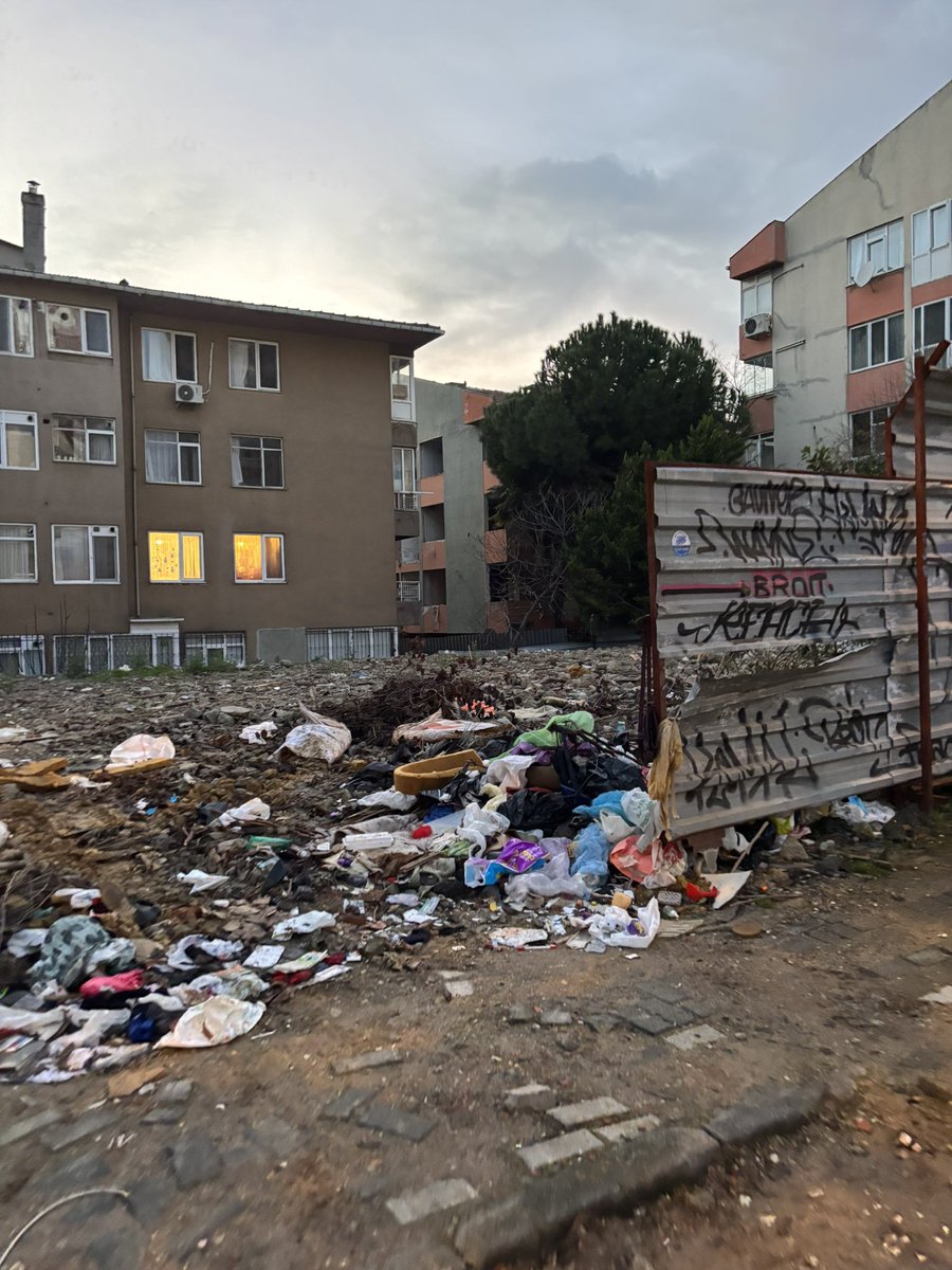 burcinsel's tweet photo. sevgili muhtarım mahallemizin bir bölümü tekrar çöplük olma yolunda ilerliyor burası için bir tedbir almayı düşünüyor musunuz? @CaglaGoksu_ @kadikoybelediye @UABakanligi @istanbulbld @IBBcozummerkezi zühtüpaşa mahallesi / özalp sokağı https://t.co/yvsmjmjKaA