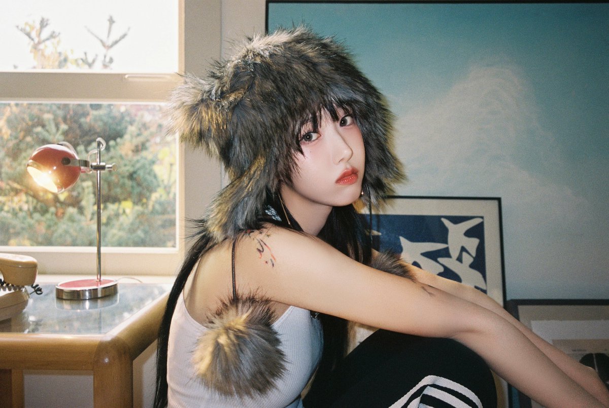 My first concept photo for the special album 𝓢͟𝓮͟𝓪͟𝓼͟𝓸͟𝓷͟ 𝓸͟𝓯͟ 𝓜͟𝓮͟𝓶͟𝓸͟𝓻͟𝓲͟𝓮͟𝓼 is out! Don't I look cute in this fluffy hat? We're one step closer to our comeback, can't wait to see you all again, Buddies! ꕤ