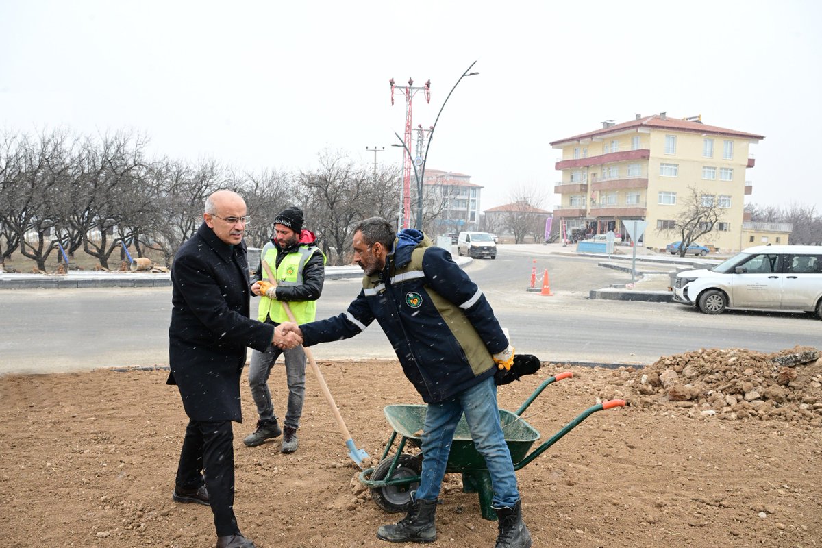 samiermbb's tweet photo. Şehrimizin yeşil alanlarını güzelleştiren, bakımını üstlenen ve yaşam alanlarımızı doğal dokuyla buluşturan Park Bahçeler ekiplerimizi ziyaret edip kolaylıklar diledik. 🍀🌳

Çalışanlarımızın emeğiyle, ekolojik dengeyi koruyarak daha yaşanabilir bir şehir inşa etmek için çalışıyoruz.