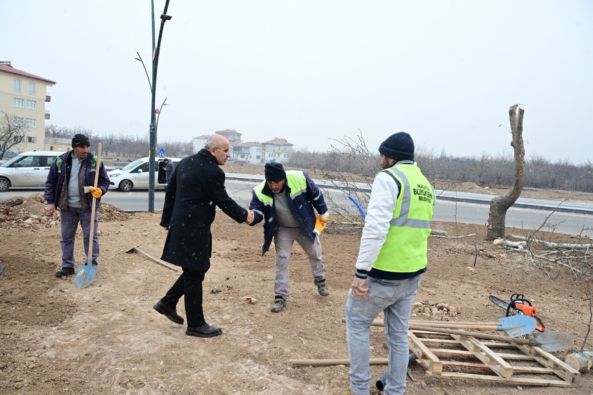 samiermbb's tweet photo. Şehrimizin yeşil alanlarını güzelleştiren, bakımını üstlenen ve yaşam alanlarımızı doğal dokuyla buluşturan Park Bahçeler ekiplerimizi ziyaret edip kolaylıklar diledik. 🍀🌳

Çalışanlarımızın emeğiyle, ekolojik dengeyi koruyarak daha yaşanabilir bir şehir inşa etmek için çalışıyoruz.
