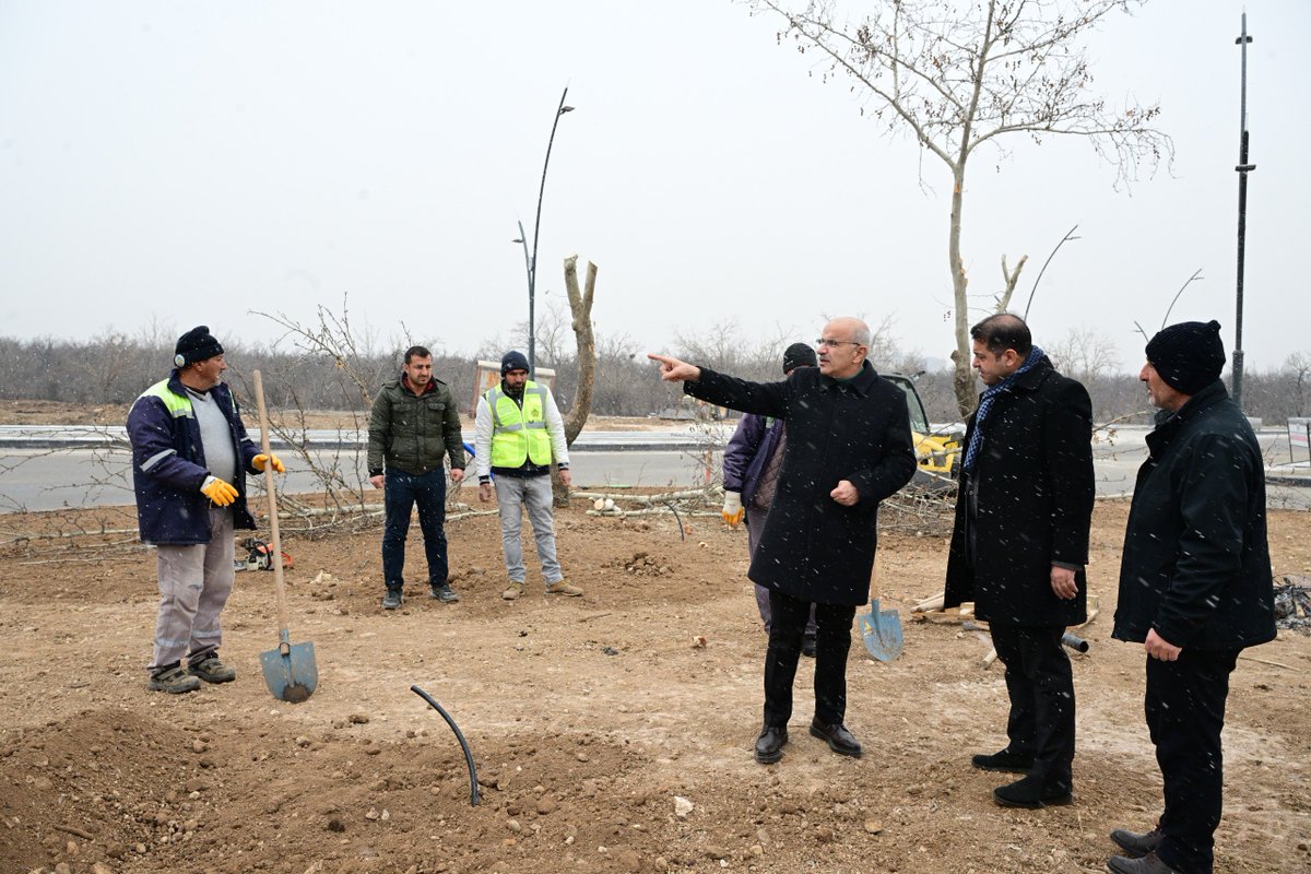 samiermbb's tweet photo. Şehrimizin yeşil alanlarını güzelleştiren, bakımını üstlenen ve yaşam alanlarımızı doğal dokuyla buluşturan Park Bahçeler ekiplerimizi ziyaret edip kolaylıklar diledik. 🍀🌳

Çalışanlarımızın emeğiyle, ekolojik dengeyi koruyarak daha yaşanabilir bir şehir inşa etmek için çalışıyoruz.