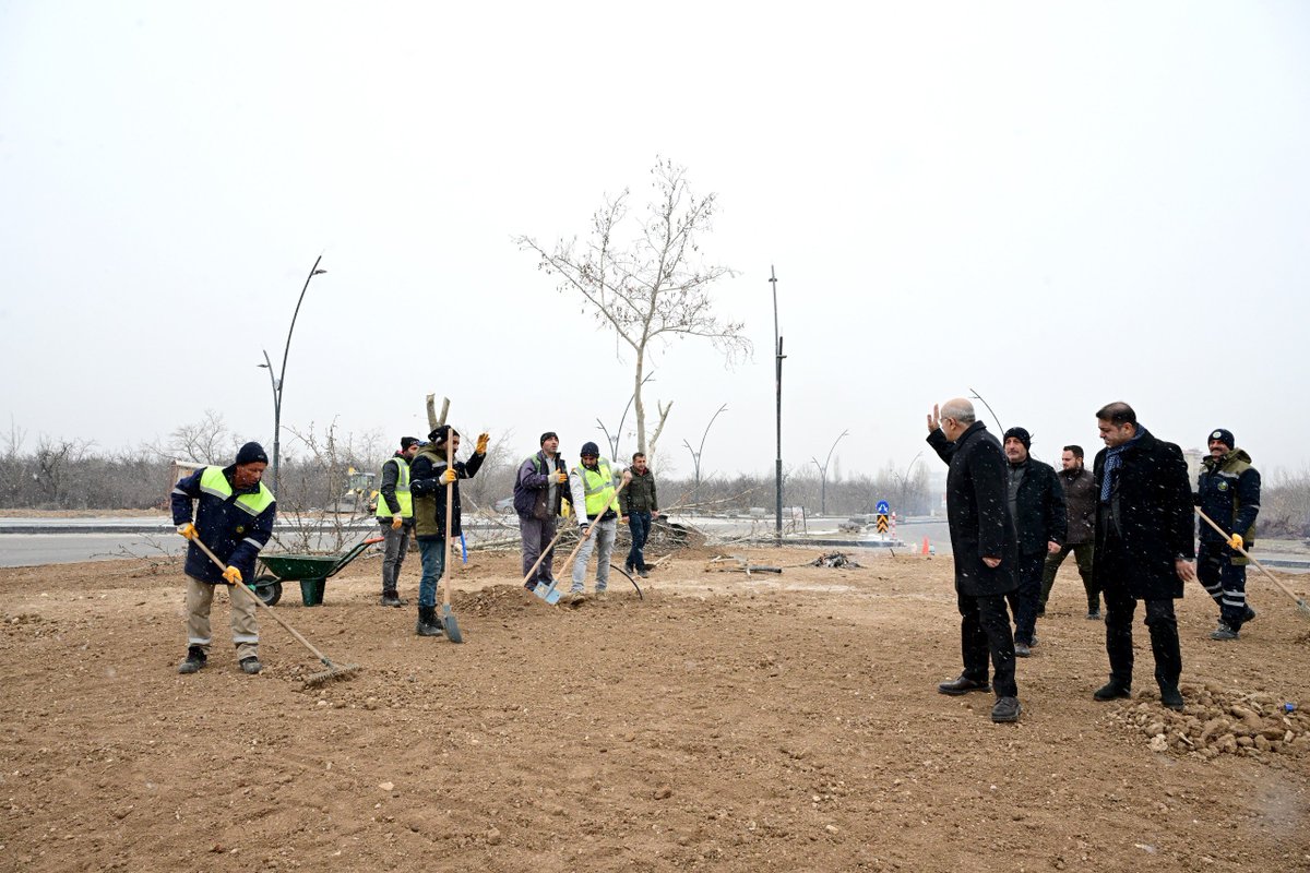 samiermbb's tweet photo. Şehrimizin yeşil alanlarını güzelleştiren, bakımını üstlenen ve yaşam alanlarımızı doğal dokuyla buluşturan Park Bahçeler ekiplerimizi ziyaret edip kolaylıklar diledik. 🍀🌳

Çalışanlarımızın emeğiyle, ekolojik dengeyi koruyarak daha yaşanabilir bir şehir inşa etmek için çalışıyoruz.