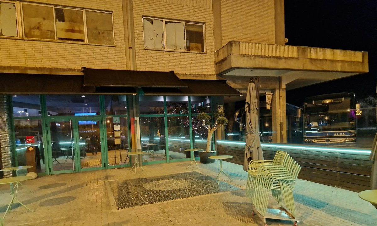 José Luis Priego Bermejo (@vinocomplutense) on Twitter photo Parada de la Reina, Plasencia, Cáceres.
Sin duda, uno de los restaurantes más curiosos por estar ubicado en la Estación de Autobuses 😳.
Comida, carta de vinos y trato en sala excelentes.
Para beber un elegante Barbas de Gata que hace <a href="/pagobalancines/">Pago los Balancines</a> con garnachas centenarias. Parada de la Reina, Plasencia, Cáceres.
Sin duda, uno de los restaurantes más curiosos por estar ubicado en la Estación de Autobuses 😳.
Comida, carta de vinos y trato en sala excelentes.
Para beber un elegante Barbas de Gata que hace <a href="/pagobalancines/">Pago los Balancines</a> con garnachas centenarias.